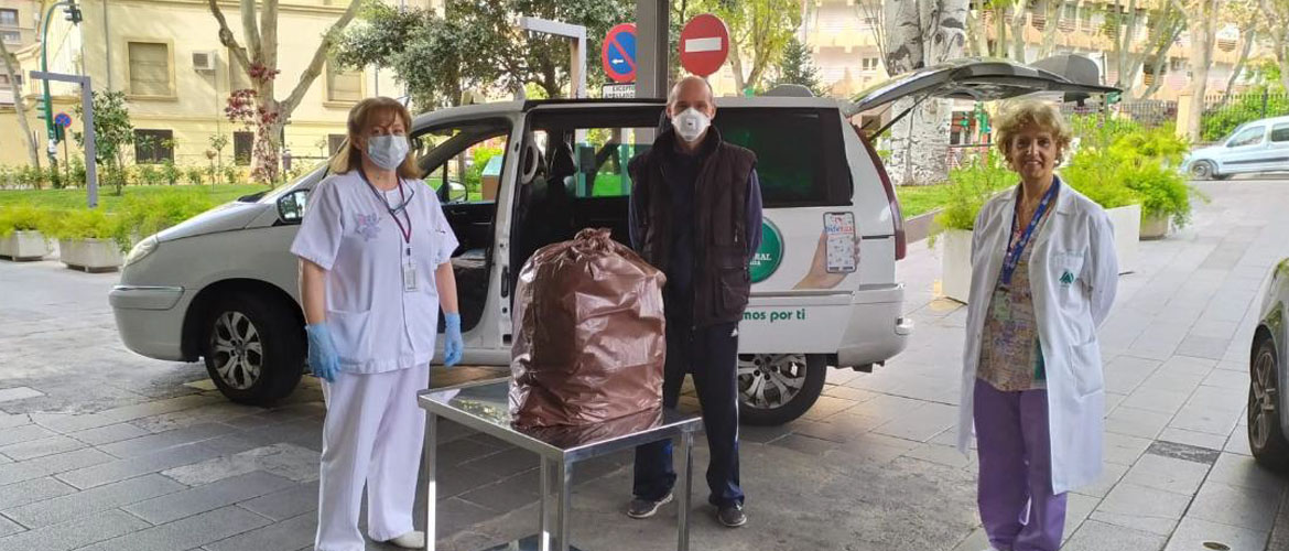 Taxistas solidarios en Granada recogen la leche donada en los domicilios de las donantes
